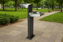 Fuente doble adaptada DUMUFU 04 en parque urbano